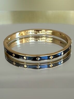 KATE SPADE Spot the Spade Enamel Hinged Bangle + Dust Bag